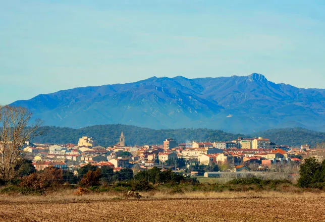 Maçanet de la Selva con el Montseny al fondo